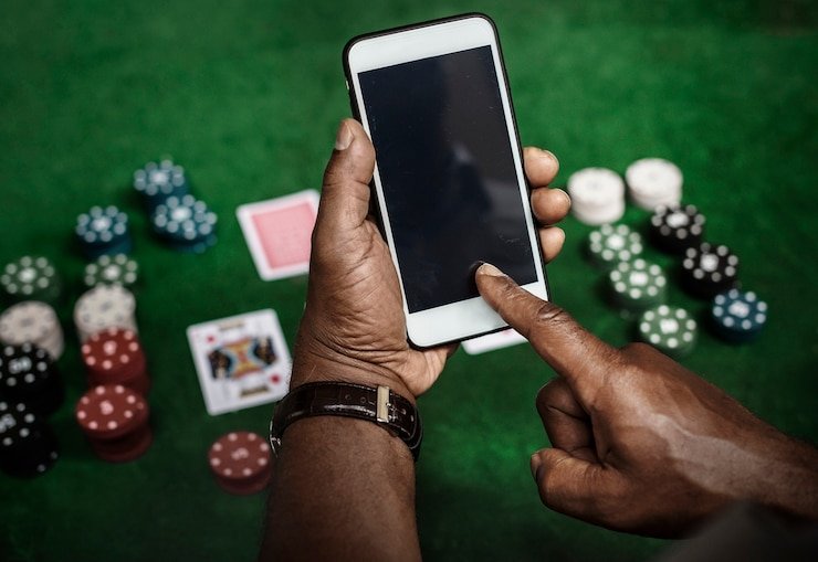 Tim dukungan pelanggan bikhoki siap membantu pengguna 24/7